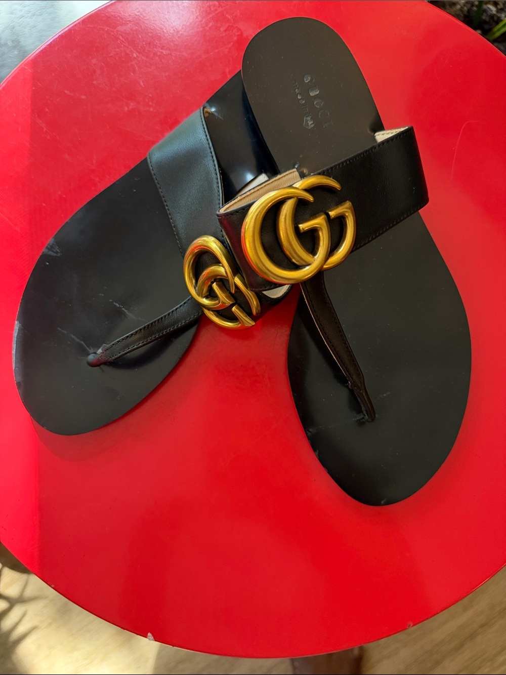 Gucci Black Leather Thong Sandals with Gold Double G